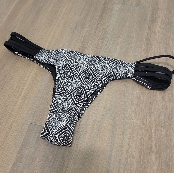 A&F bikini bottoms (xs) - Picture 1 of 5